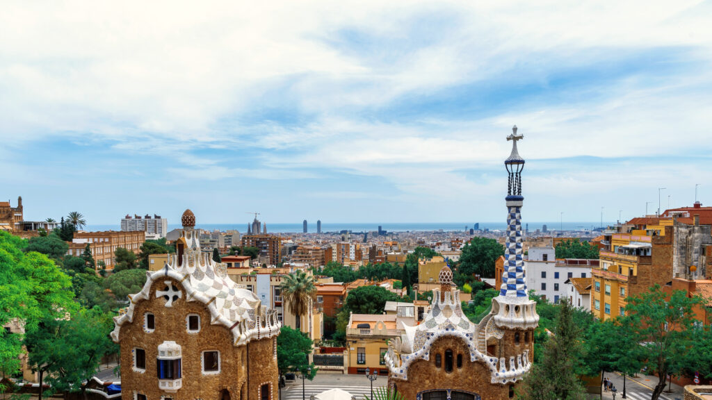 Vista panorámica de Barcelona desde el Park Güell con la Sagrada Família al fondo
