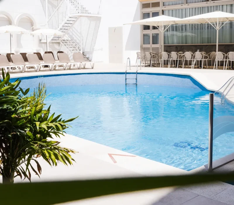 Foto de la piscina cristalina y el edificio 2